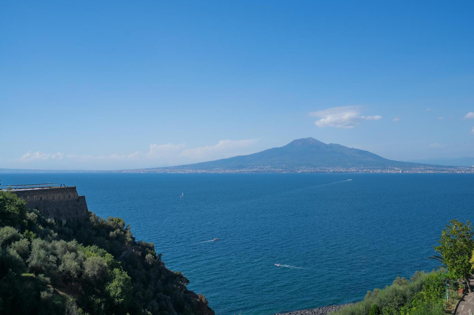 Sea View Deluxe Apartments Vico Equense Luaran gambar