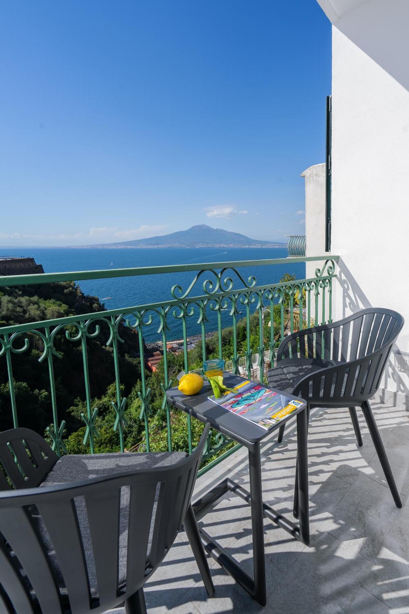 Sea View Deluxe Apartments Vico Equense Luaran gambar